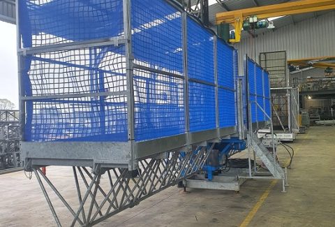 Mast Climber with Enclosed Hi-back Work Platform